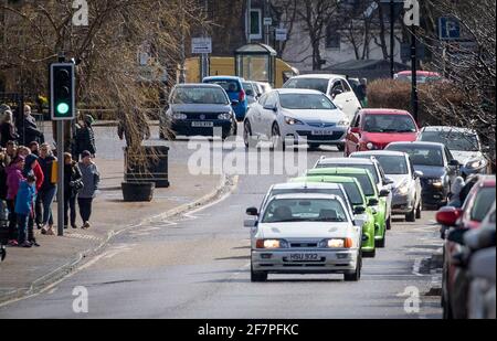 Il corteo funebre di Craig Melville passa lungo la High Street ad Alness, Sutherland. L'auto-amante di 16 anni è morto in un incidente d'auto il 27 marzo 2021. Data immagine: Venerdì 9 aprile 2021. Foto Stock