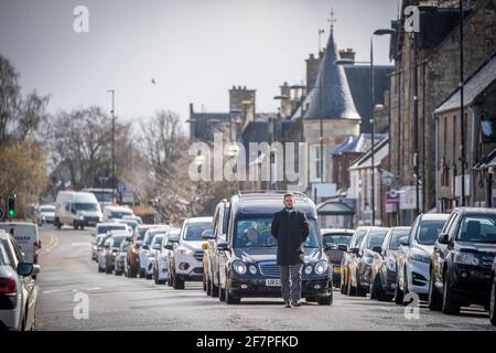 Il corteo funebre di Craig Melville passa lungo la High Street ad Alness, Sutherland. L'auto-amante di 16 anni è morto in un incidente d'auto il 27 marzo 2021. Data immagine: Venerdì 9 aprile 2021. Foto Stock