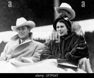 File photo datato 21/10/51 dell'allora principessa Elisabetta e del Duca di Edimburgo guardando un rodeo 'tampede' messo in scena specialmente per loro a Calgary, Alberta, durante il loro tour del Canada. La coppia aveva un legame forte ma era diversa nel carattere e il duca di Edimburgo non si è mai allontanato dal dire alla moglie esattamente che cosa era che cosa. Data di emissione: Venerdì 9 aprile 2021. Foto Stock