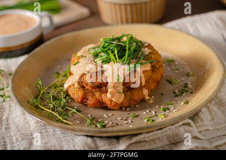 Deliziosi pancake con formaggio e salsa calda Foto Stock