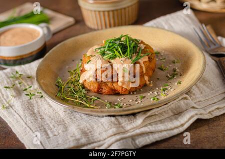 Deliziosi pancake con formaggio e salsa calda Foto Stock