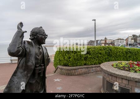 Statua di Eric Morecambe a Morecambe, Lancashire, Regno Unito. 25.03.21 Foto Stock