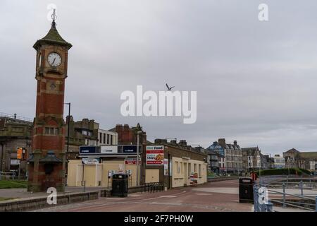 La Torre dell'Orologio sul lungomare è un punto di riferimento storico a Morecambe, Lancashire, Regno Unito. 25.03.21 Foto Stock