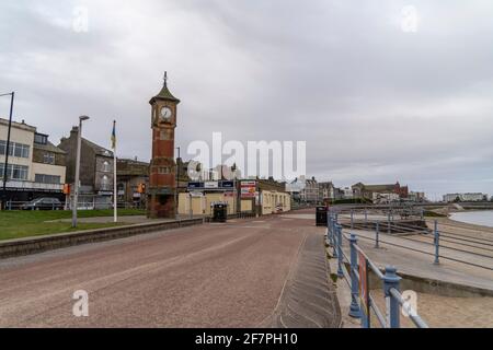 La Torre dell'Orologio sul lungomare è un punto di riferimento storico a Morecambe, Lancashire, Regno Unito. 25.03.21 Foto Stock