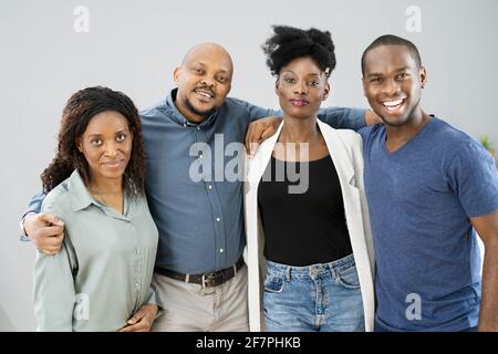 Gruppo di amici africani felici insieme