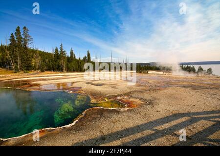 Piscina Abyss nel Parco Nazionale di Yellowstone. Wyoming. STATI UNITI. Foto Stock