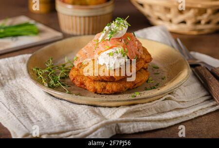 Deliziose frittelle di patate fatte in casa con salmone affumicato Foto Stock