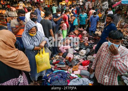 Dhaka, Bangladesh. 9 Apr 2021. Il popolo del Bangladesh ha sfrontato un mercato senza preoccuparsi di distancamento fisico cruciale per il controllo della diffusione del coronavirus (COVID-19), a Dhaka, Bangladesh, 9 aprile 2021. Il governo ha permesso a tutti i negozi e centri commerciali di riaprire alterando le regole di blocco a seguito delle proteste dei proprietari e dei dipendenti del negozio. Il governo prevede di imporre un altro blocco di sette giorni con regole più severe a partire da aprile 14 con gli uffici chiusi, dal momento che i casi di coronavirus continuano a impennare in tutto il Bangladesh, fissando record giornalieri. Credit: Suvra Kanti Das/ZUMA Wire/Alamy Live News Foto Stock