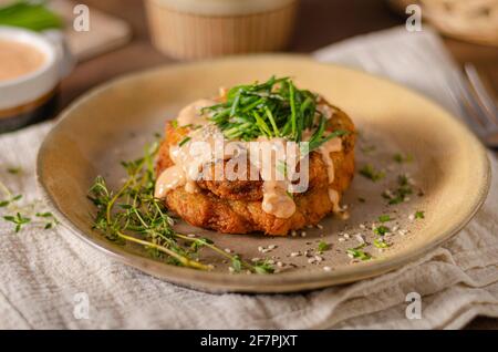 Deliziosi pancake con formaggio e salsa calda Foto Stock