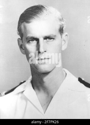 File foto datata 01/05/51 del Duca di Edimburgo come Comandante della Frigata HMS Magpie nel 1951. Filippo entrò nella Marina dopo aver lasciato la scuola e nel maggio 1939 si iscrisse al Royal Naval College di Dartmouth, dove fu scelto come miglior cadetto. È aumentato rapidamente attraverso i ranghi, guadagnando la promozione dopo la promozione, ma la sua vita era di prendere un corso molto diverso. La fiorente carriera navale di dukeÕs finì prematuramente nel 1951. Filippo si è dimesso dal suo ruolo attivo nelle forze per adempiere il suo dovere di consorte. Data di emissione: Venerdì 4 aprile 2021. Foto Stock