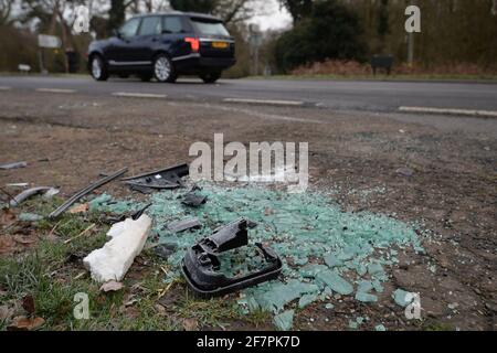 File foto datata 18/01/19 di vetri rotti e parti di automobili sul lato della A149 vicino alla tenuta di Sandringham dove il Duca di Edimburgo è stato coinvolto in un incidente stradale. La Regina possiede privatamente Sandringham House e la sua vasta tenuta circostante, che comprende 16,000 ettari di terreno agricolo, 3,500 ettari di bosco e 150 proprietà. Philip si assunse la responsabilità generale della gestione della proprietà all'inizio del regno di QueenÕs nel 1952. Si è concentrato sul mantenerlo per le generazioni future, assicurandosi che la conservazione fosse al centro del modo in cui è stato gestito. Il Duca di Edimburgo trascorse molto Foto Stock