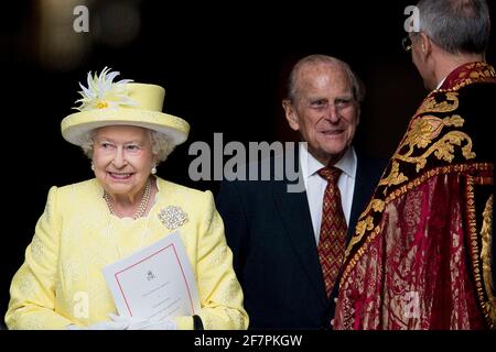 Buckingham Palace ha annunciato che il principe Filippo, il duca di Edimburgo, ha superato i 99 anni - FILE - la regina Elisabetta, il principe Filippo il duca di Edimburgo, Carlo il principe del Galles e la duchessa Camilla di Cornovaglia, William e Kate il duca e la duchessa di Cambridge, il principe Harry, La principessa Anne Princess Royal e Timothy Lauwrence, il principe Andrea Duca di York, il principe Edoardo e la principessa Sophie il conte e la contessa di Wessex, la principessa Beatrice e la principessa Eugenie partecipano al servizio di ringraziamento durante le celebrazioni del 90° compleanno della regina Elisabetta alla cattedrale di San Paolo a Lendo Foto Stock