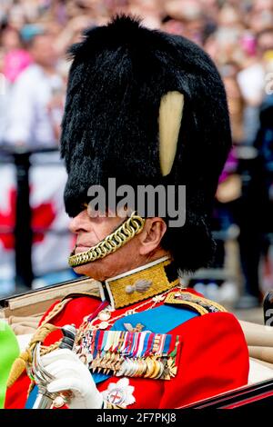 Buckingham Palace ha annunciato il principe Filippo, il duca di Edimburgo, È passato via età 99 - FILE - la regina Elisabetta II e il duca di Edimburgo lasciando Buckingham Palace nel centro di Londra per vedere la cerimonia del colore di Trooping alla Parata delle Guardie a Cavallo come la regina celebra il suo compleanno ufficiale oggi. Il colore in fase di parade è la bandiera della società numero 7 Coldstream Guards - l'ultima unità ha svolto questo ruolo speciale nel 2007. Londra, Regno Unito, sabato 11 giugno 2016. Foto di Robin Utrecht/ABACAPRESS./Alamy Live News Foto Stock