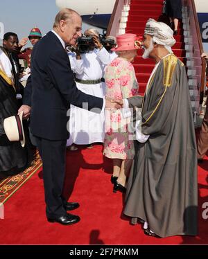 Buckingham Palace ha annunciato il principe Filippo, il duca di Edimburgo, è passato via età 99 - FILE - la regina Elisabetta II cammina verso il suo aereo con il sultano di Oman, sua Maestà Sultan Qaboos bin ha detto, prima che lei e il duca di Edimburgo partono dall'aeroporto di Muscat, Oman, per casa, Dopo una visita di Stato di cinque giorni nella regione del Golfo, il 28 novembre 2010. Foto di ONA/Mousse/ABACAPRESS./Alamy Live News Foto Stock