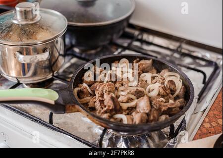 Fegato di vitello fritto con cipolle in una padella. Mucca brasata e fegato di maiale Foto Stock