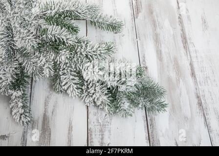 Rami decorativi dipinti in bianco con piccoli ornamenti a forma di