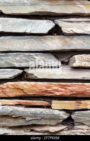 Muratura di pezzi di pietra arenaria piatta tritati grossolani. Foto Stock