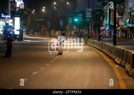 Phnom Penh, Cambogia. 7 Apr 2021. Gli ufficiali dell'applicazione della legge tengono la veglia su una strada vuota a Phnom Penh, Cambogia, 7 aprile 2021. La Cambogia ha imposto un coprifuoco notturno nella capitale Phnom Penh per due settimane dal 1° al 14 aprile, al fine di frenare i crescenti casi della COVID-19. Credit: Phearum/Xinhua/Alamy Live News Foto Stock