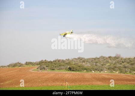 Air Tractor AT-802F aereo antincendio (4x-AFY) azionato da HIM-NIR L'aviazione sta cadendo ignifugo (qui l'acqua è stata usata per evitare danni e cos Foto Stock