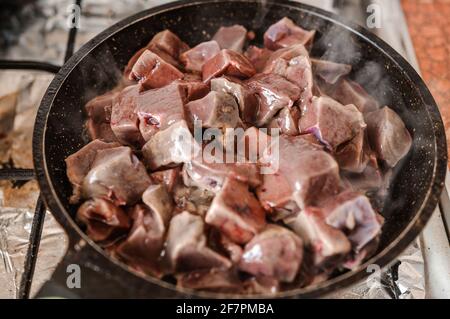 Fegato di vitello fritto in una padella. Mucca brasata e fegato di maiale Foto Stock