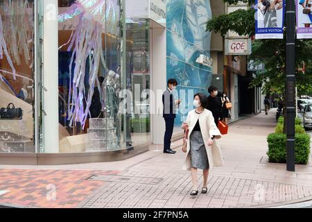 Un nuovo negozio Louis Vuitton nell'area Ginza di Tokyo. (4/2021) Foto Stock