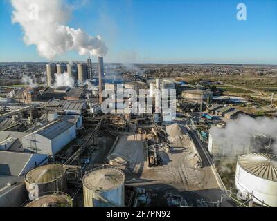 Gli autocarri caricano barbabietole da zucchero greggio nello stabilimento Silver Spoon di Bury St Edmunds, Suffolk, 21.01.21 Foto Stock