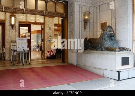 Statua del Leone al grande magazzino Mitsukoshi all'ingresso di Nihonbashi. L'igienizzatore per le mani viene fornito durante l'epidemia di coronavirus. (4/2021) Foto Stock