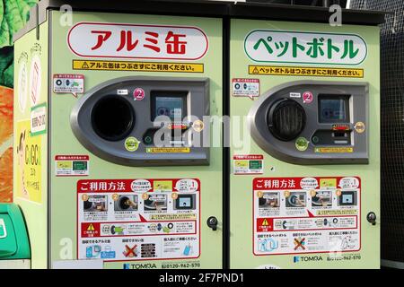 Macchine per il riciclaggio di bottiglie e lattine di plastica che si trova all'esterno di un supermercato Santoku nella zona Waseda di Tokyo. Foto Stock