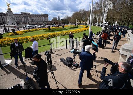 Londra, Regno Unito. 09 aprile 2021. I media si riuniscono fuori Buckingham Palace. La famiglia reale britannica ha annunciato la morte del principe Filippo, il duca di Edimburgo, all'età di 99 anni. Photo credit: Ben Cawthra/Sipa USA **NO UK SALES** Credit: Sipa USA/Alamy Live News Foto Stock