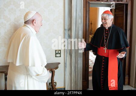 8,2021 aprile : Papa Francesco ha ricevuto questa mattina nella carta dell'udienza. Edoardo Menichelli, Arcivescovo Emerito di Ancona-Osimo in Vaticano Foto Stock