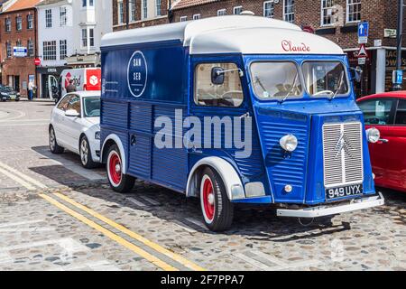 Il caratteristico 1958 Citroen H Van utilizzato da San Seb Coffee Outlet a Yarm, Inghilterra, Regno Unito ha parcheggiato su High Street. Foto Stock