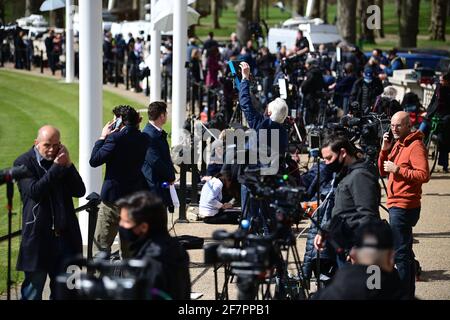 Londra, Regno Unito. 09 aprile 2021. I media si riuniscono fuori Buckingham Palace. La famiglia reale britannica ha annunciato la morte del principe Filippo, il duca di Edimburgo, all'età di 99 anni. Photo credit: Ben Cawthra/Sipa USA **NO UK SALES** Credit: Sipa USA/Alamy Live News Foto Stock