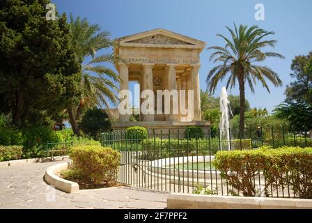 Monumento a Sir Alexander Ball in Lower Barrakka Gardens in La Valletta sull'isola mediterranea di Malta Foto Stock