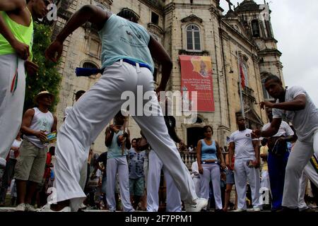 salvador, bahia / barasil - 8 dicembre 2013: I Caposiristi sono avvistati durante lo spettacolo vicino alla Chiesa Conceicao da Praia nel quartiere del Commercio Foto Stock