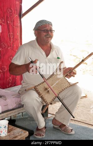 Il rebab o rabab è il nome di diversi strumenti a corda arcuata correlati che si diffondono attraverso le rotte commerciali islamiche su gran parte del Nord Africa, Sud-est Foto Stock
