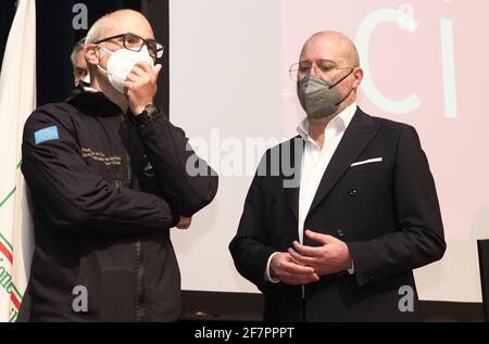 Bologna, Italia. 09 aprile 2021. Bologna (hub vaccinale fiera)- Visita del commissario straordinario per l'emergenza Covid19 Paolo Figliuolo e del capo della produzione civile Fabrizio Curcio all'hub vaccinale della fiera. Partecipe il presidente della Regione Stefano Bonaccini - foto Michele Nucci corrispondente Bologna/LiveMedia Credit: Agenzia fotografica indipendente/Alamy Live News Foto Stock