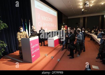 Bologna, Italia. 09 aprile 2021. Bologna (hub vaccinale fiera)- Visita del commissario straordinario per l'emergenza Covid19 Paolo Figliuolo e del capo della produzione civile Fabrizio Curcio all'hub vaccinale della fiera. Partecipe il presidente della Regione Stefano Bonaccini - foto Michele Nucci corrispondente Bologna/LiveMedia Credit: Agenzia fotografica indipendente/Alamy Live News Foto Stock