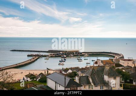 A 3 immagini HDR primavera vista del porto di Lyme Regis, Dorset, noto come il Cobb, preso da strada Cobb.18 marzo 2013 Foto Stock