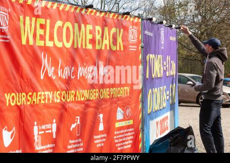 Londra, Regno Unito. 9 Apr 2021. "Welcome Back" dice che il cartello, come un operaio funfair, mette le luci in preparazione per la riapertura che sarà consentita lunedì 12 aprile. Credit: Anna Watson/Alamy Live News Foto Stock