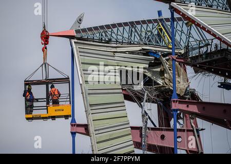 Due operai stanno lavorando in una gabbia di gru ad un'altezza vertiginosa sui resti dei principali stand del Wildpark Stadium, attualmente in fase di smantellamento. GES / Calcio / lavori di costruzione Wildparkstadion Karlsruhe, 9 aprile 2021 Calcio / Calcio: 2 Lega tedesca: KSC-WildparkStadium under costruzione, 09 aprile 2021 | usage worldwide Foto Stock