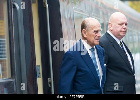 FILE FOTO Dorchester, Dorset, UK. 27 ottobre 2016. Sua Maestà la Regina arriva a Dorchester sul treno reale accompagnato dal principe Filippo, Carlo Principe di Galles e Camilla Duchessa di Cornovaglia. Si sono poi recati a Poundbury dove la Regina sarà svelata una statua della Regina Madre, gettata in bronzo alto 9'6', scolpita da Philip Jackson. Il Principe Filippo, Duca di Edimburgo, morì il 9 aprile 2021 all'età di 99 anni. Credit: Carolyn Jenkins/Alamy Live News Foto Stock