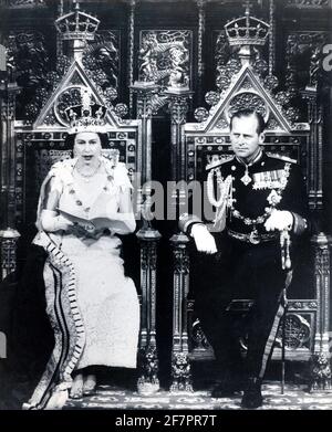 31 ottobre 1967 - Londra, Inghilterra, Regno Unito - la figlia maggiore di Re Giorgio VI e della Regina Elisabetta, ELIZABETH WINDSOR (chiamata Elisabetta II) divenne regina all'età di 25 anni, e regnò attraverso più di cinque decenni di enormi cambiamenti sociali e sviluppo. NELLA FOTO: LA PRINCIPESSA ELISABETTA e IL PRINCIPE FILIPPO aprono una sessione del parlamento. (Credit Image: © Keystone Press Agency/Keystone USA via ZUMAPRESS.com) Foto Stock