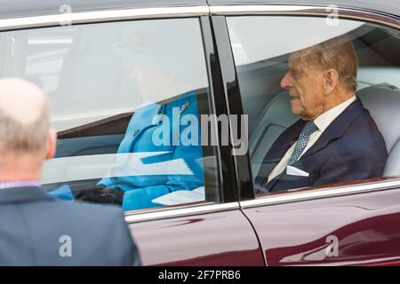 FILE FOTO Dorchester, Dorset, UK. 27 ottobre 2016. Sua Maestà la Regina arriva a Dorchester sul treno reale accompagnato dal principe Filippo, Carlo Principe di Galles e Camilla Duchessa di Cornovaglia. Si sono poi recati a Poundbury dove la Regina sarà svelata una statua della Regina Madre, gettata in bronzo alto 9'6', scolpita da Philip Jackson. Il Principe Filippo, Duca di Edimburgo, morì il 9 aprile 2021 all'età di 99 anni. Credit: Carolyn Jenkins/Alamy Live News Foto Stock