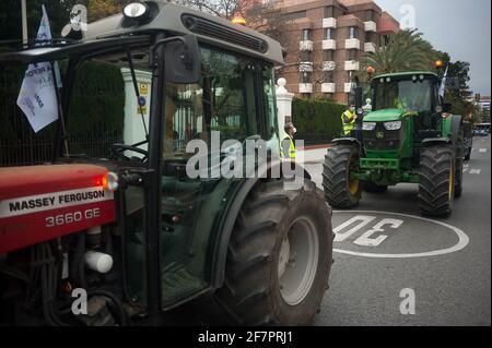 Malaga, Spagna. 09 aprile 2021. I manifestanti hanno visto chiacchierare accanto ai loro trattori al di fuori della sottodelegazione del governo durante la manifestazione. Gli agricoltori della provincia di Malaga hanno protestato contro la nuova riforma della politica agraria (conosciuta come Politica agricola comune) dal ministro spagnolo per l'Agricoltura, la pesca e l'alimentazione Luis Planas. L'industria agricola ritiene che la nuova legge agraria danneggi i diritti degli agricoltori e gli aiuti al campo andaluso. (Foto di Jesus Merida/SOPA Images/Sipa USA) Credit: Sipa USA/Alamy Live News Foto Stock