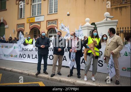 Malaga, Spagna. 09 aprile 2021. Durante la manifestazione, manifestanti che si trovano di fronte a un grande striscione al di fuori della sottodelegazione del governo. Gli agricoltori della provincia di Malaga hanno protestato contro la nuova riforma della politica agraria (nota come Politica agricola comune) da parte del ministro spagnolo per l'agricoltura, la pesca e l'alimentazione Luis Planas. L'industria agricola ritiene che la nuova legge agraria danneggi i diritti degli agricoltori e gli aiuti al campo andaluso. (Foto di Jesus Merida/SOPA Images/Sipa USA) Credit: Sipa USA/Alamy Live News Foto Stock