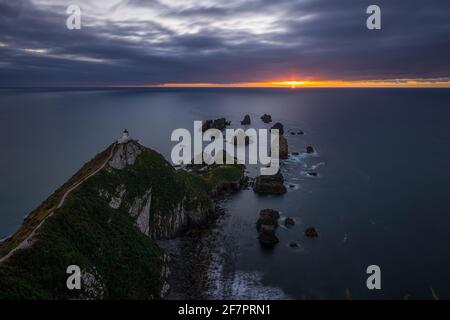 Bella Alba Al Faro Di Nugget Point, Nuova Zelanda Foto Stock