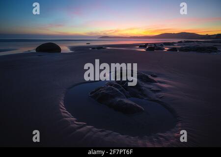 Alba A Moeraki Boulders, Nuova Zelanda Foto Stock