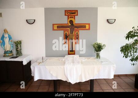 Un luogo dove, sono vestiti sacerdoti prima della Messa di Domenica Foto Stock