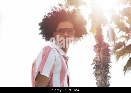 Ritratto di giovane adolescente afro latino sulla spiaggia tropicale. Foto Stock