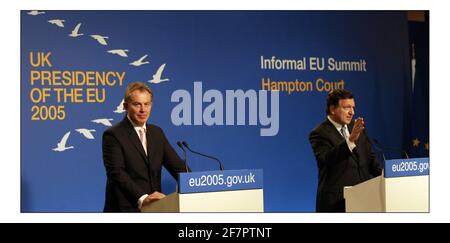 Tony Blair e Jose Manuel Borroso ad una conferenza stampa dopo il vertice dell'E.U. tenutosi a Hampton Court Palace, Londra POOL PICS PICS David Sandison 27/10/2005 Foto Stock